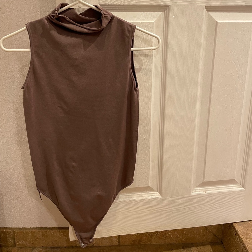 SKIMS ESSENTIAL MOCK NECK SLEEVELESS BODYSUIT | AMETHYST
